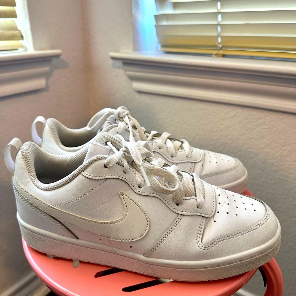 White Nike tennis shoes boys shoes size 6.5y